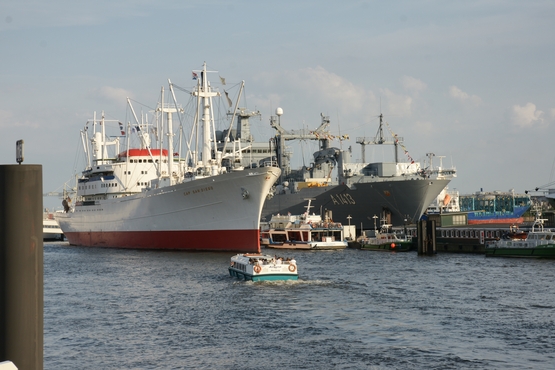 Der EGV BONN neben anderen Schiffen an einem Hafen
