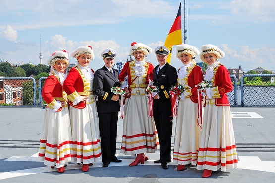 Frauen aus der Besatzung der MS Bonn posieren mit den Tanzemariechen der EhrenGarde der Stadt Bonn an Deck der MS Bonn.