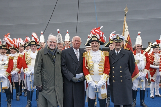 Mitglieder des Freundeskreises, der Besatzung und der EhrenGarde der Stadt Bonn posieren gemeinsam an Deck der MS Bonn