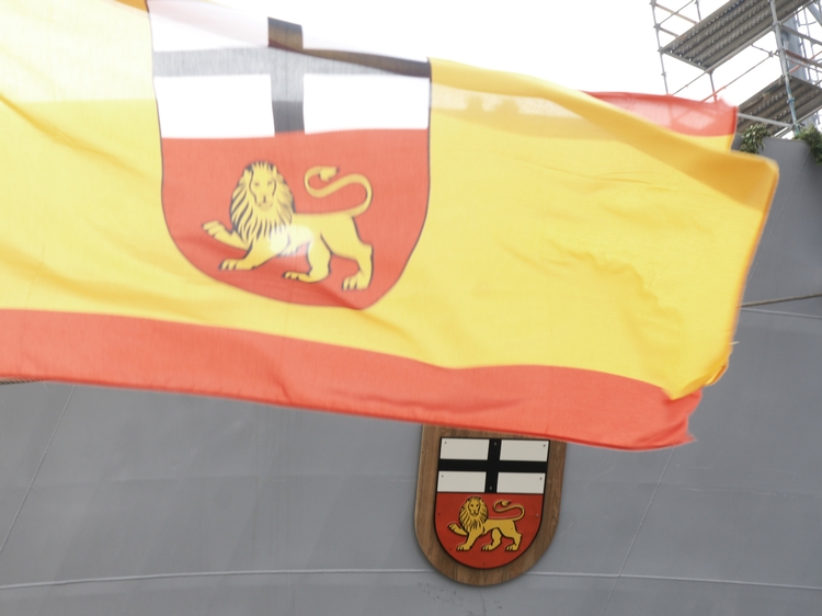 Die Flagge der FK-EGV-BONN flattert im Wind